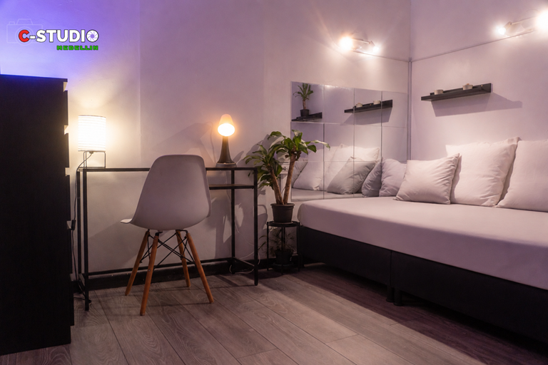 Sala de streaming con escritorio y cama